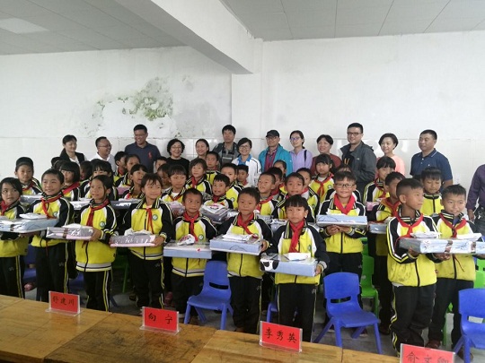民革上海市徐汇区委员会赴屏边县玉屏镇宋庆龄希望小学举行爱心物资捐赠仪式