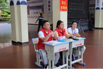 屏边团团 助力高考